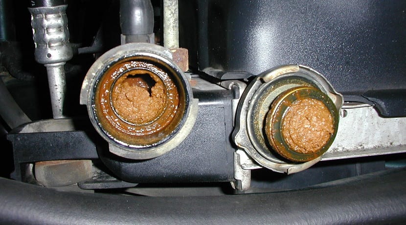 Un radiador obstruido es una causa común por la que se calienta el coche si es muy viejo